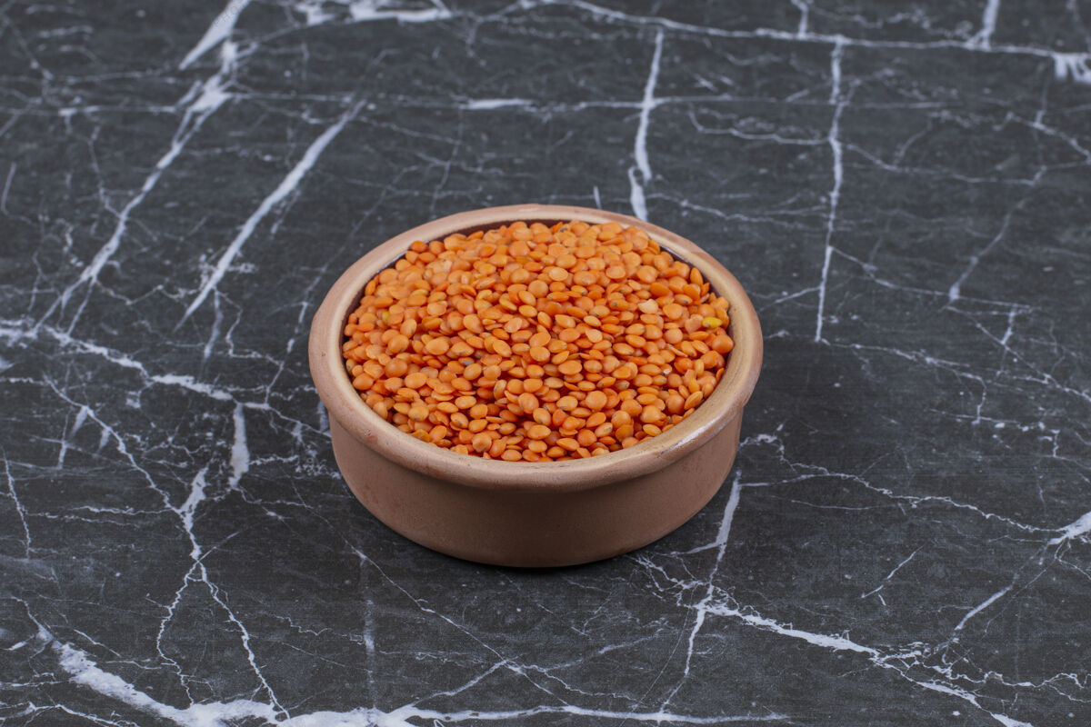 烹饪新鲜的生红豆放在陶碗里 放在黑石上健康烹饪排毒