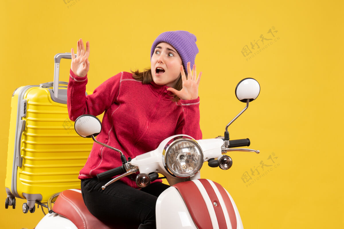 司机前视图吓坏了骑着轻便摩托车的年轻女孩摩托车自行车坐着
