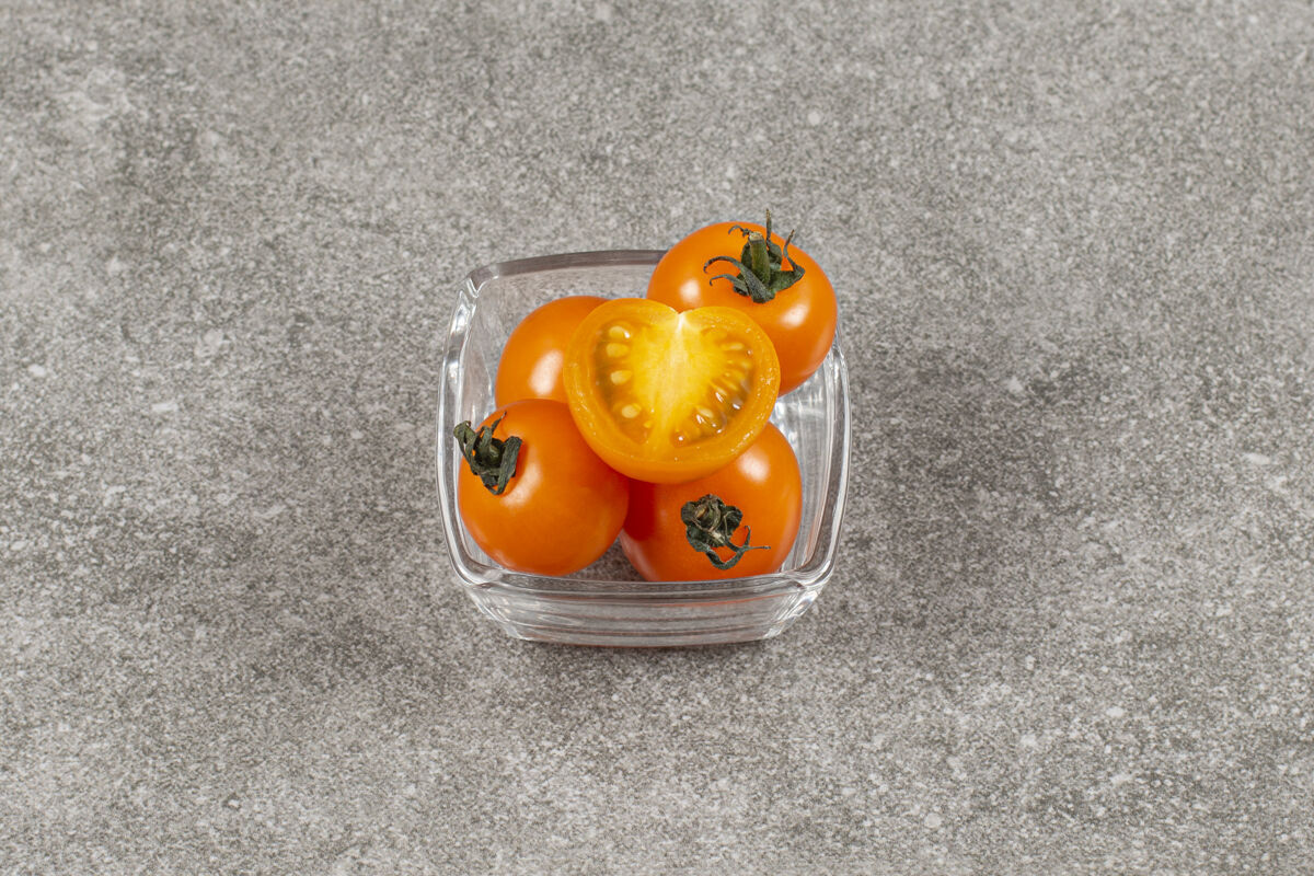 有机全切黄樱桃番茄成熟的自然新鲜