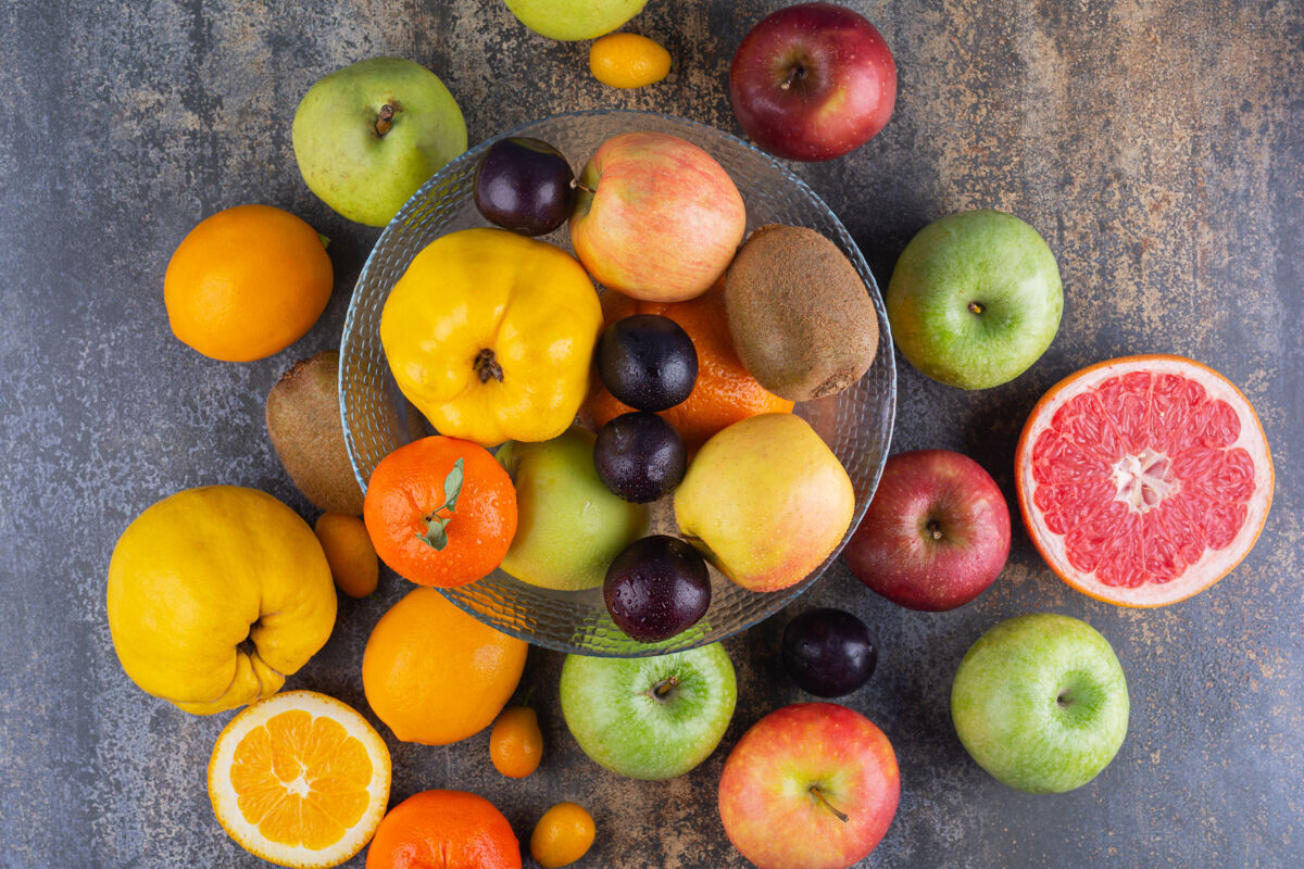 生的在许多水果上放上一盘新鲜水果小吃柠檬肉桂