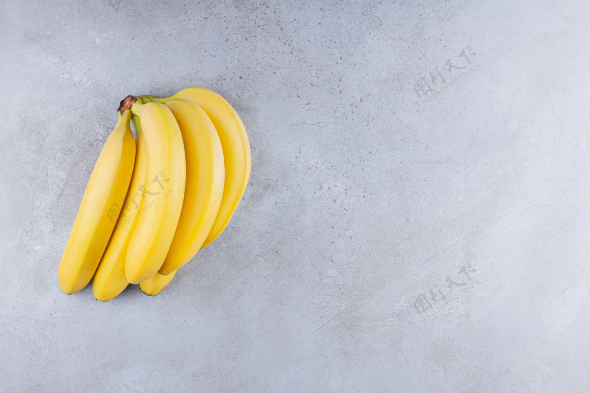 水果一束香蕉放在石桌上串簇香蕉