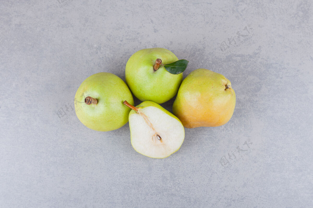 苹果把整片的梨果和叶子放在一张深色的桌子上整个美味切片