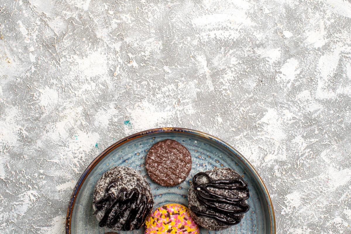 墙俯视美味的巧克力球蛋糕饼干在白色的表面饼干质地饼干