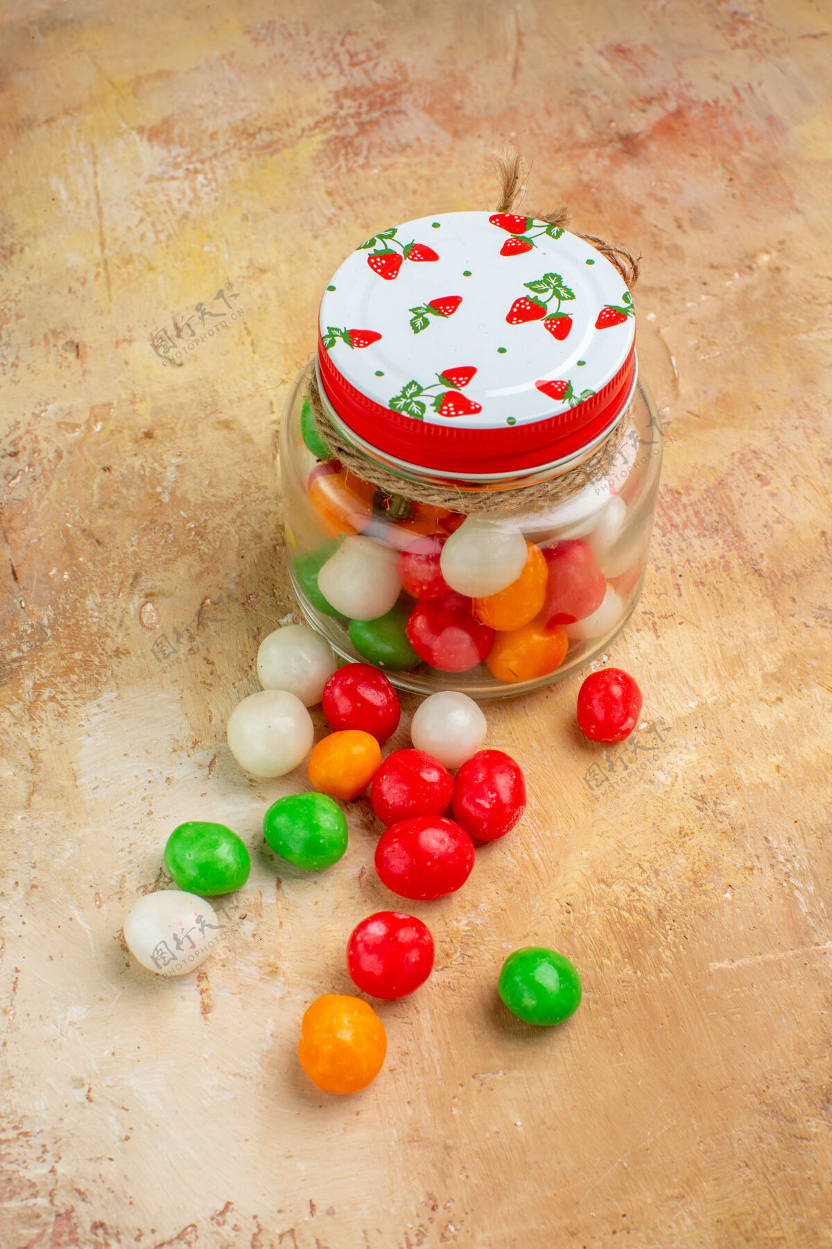 彩虹前视图彩色糖果内玻璃罐上的灯光地板食物瓶子五颜六色的糖果