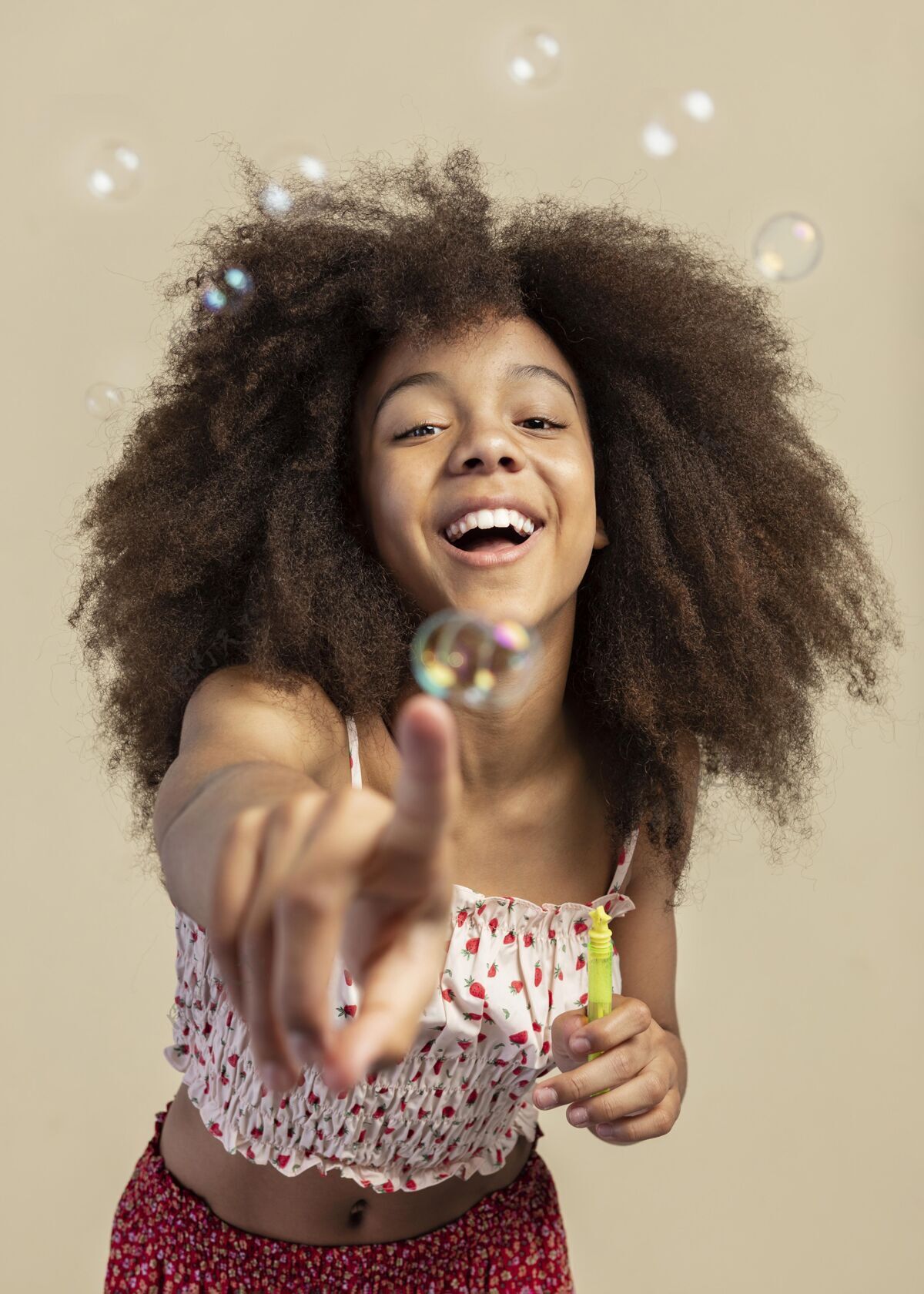 儿童肖像年轻可爱的女孩在玩肥皂泡时摆姿势的画像年轻可爱垂直