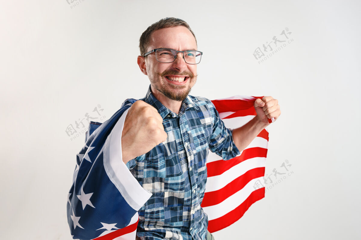 男人拿着美国国旗的年轻人民主搞笑美国