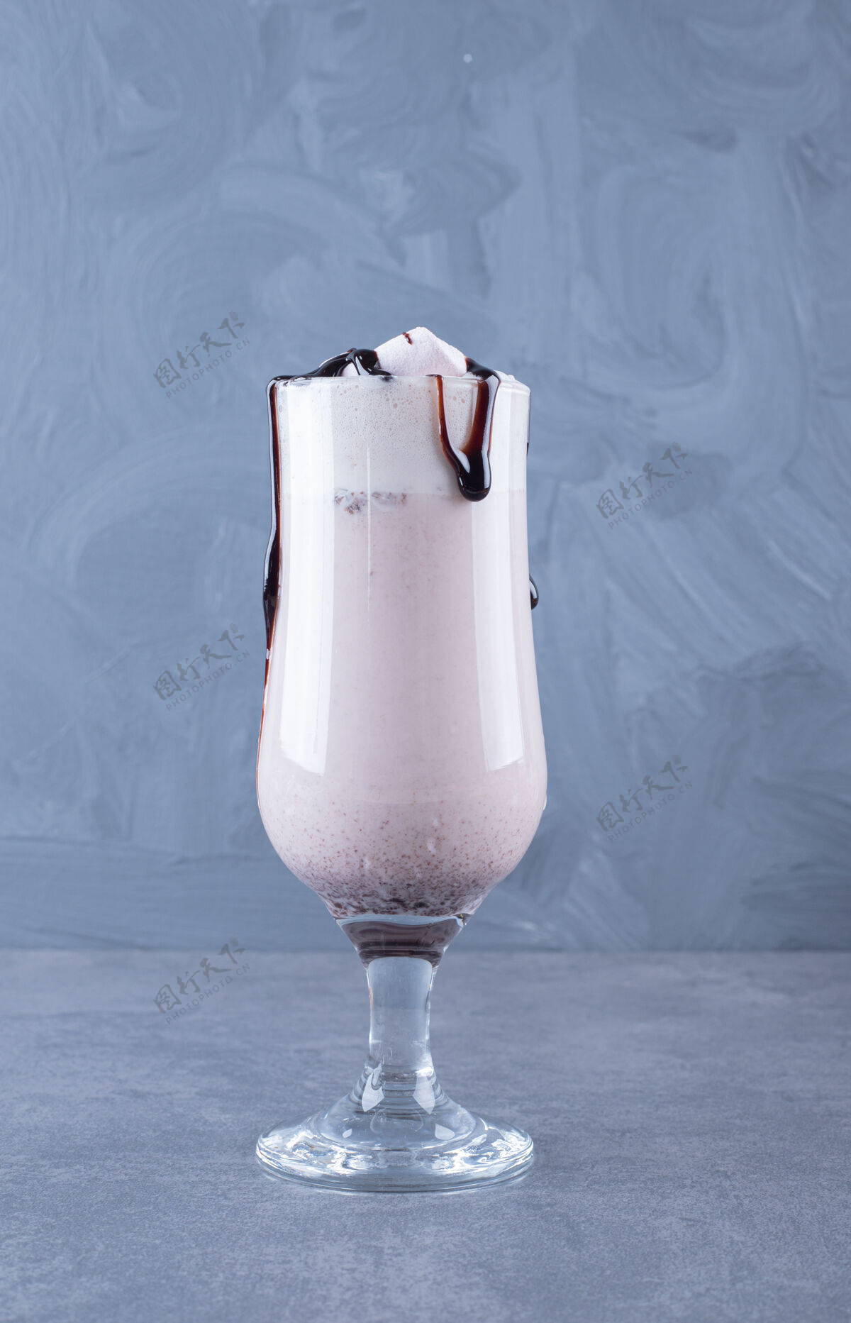 营养新制作的巧克力奶昔在灰色背景上的特写照片酸食物袋子