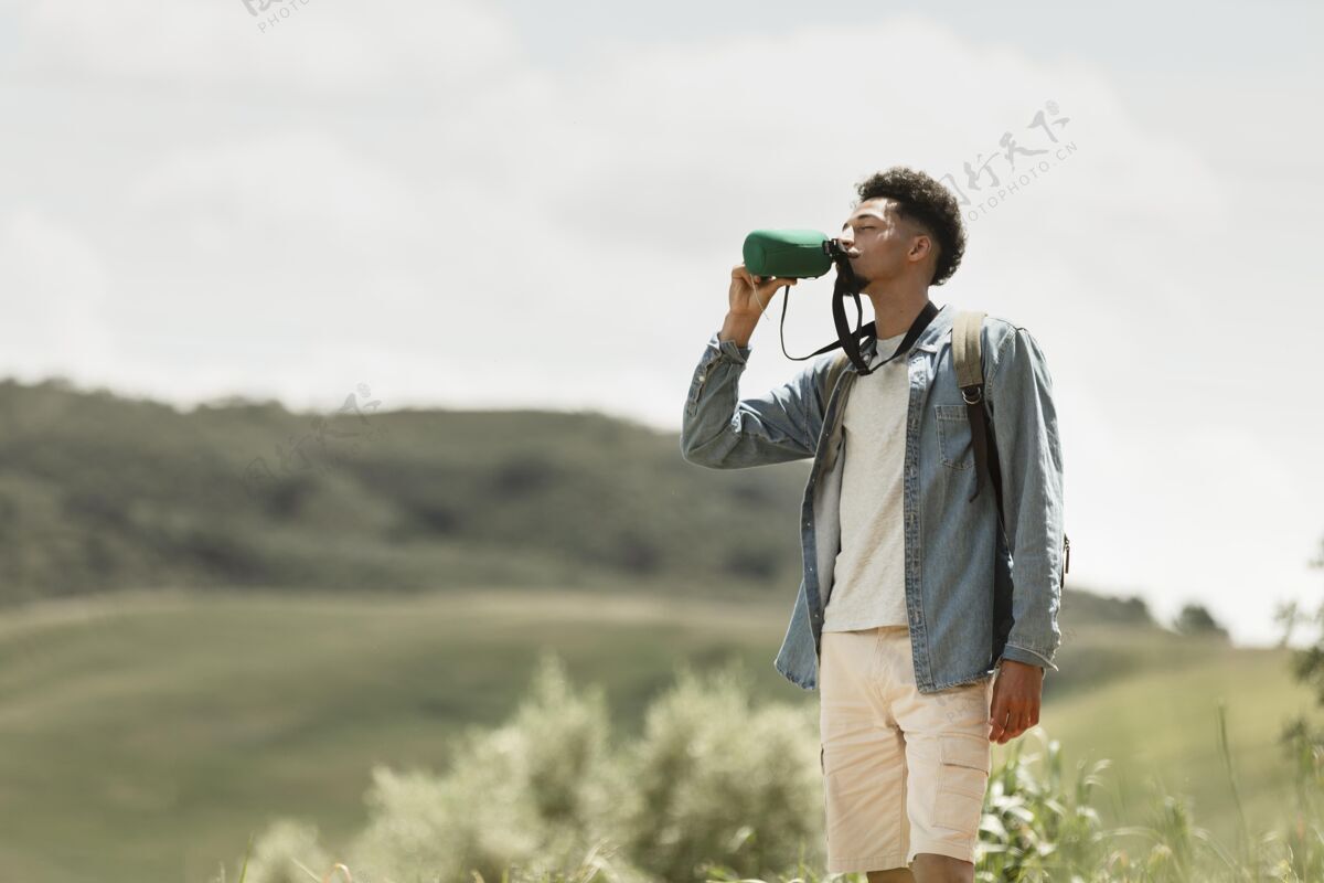 夏天中枪男子饮用水中景自然年轻