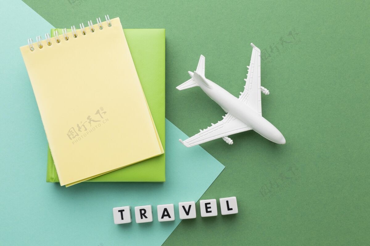 组成带白色飞机和笔记本的旅行概念安排俯视图旅游