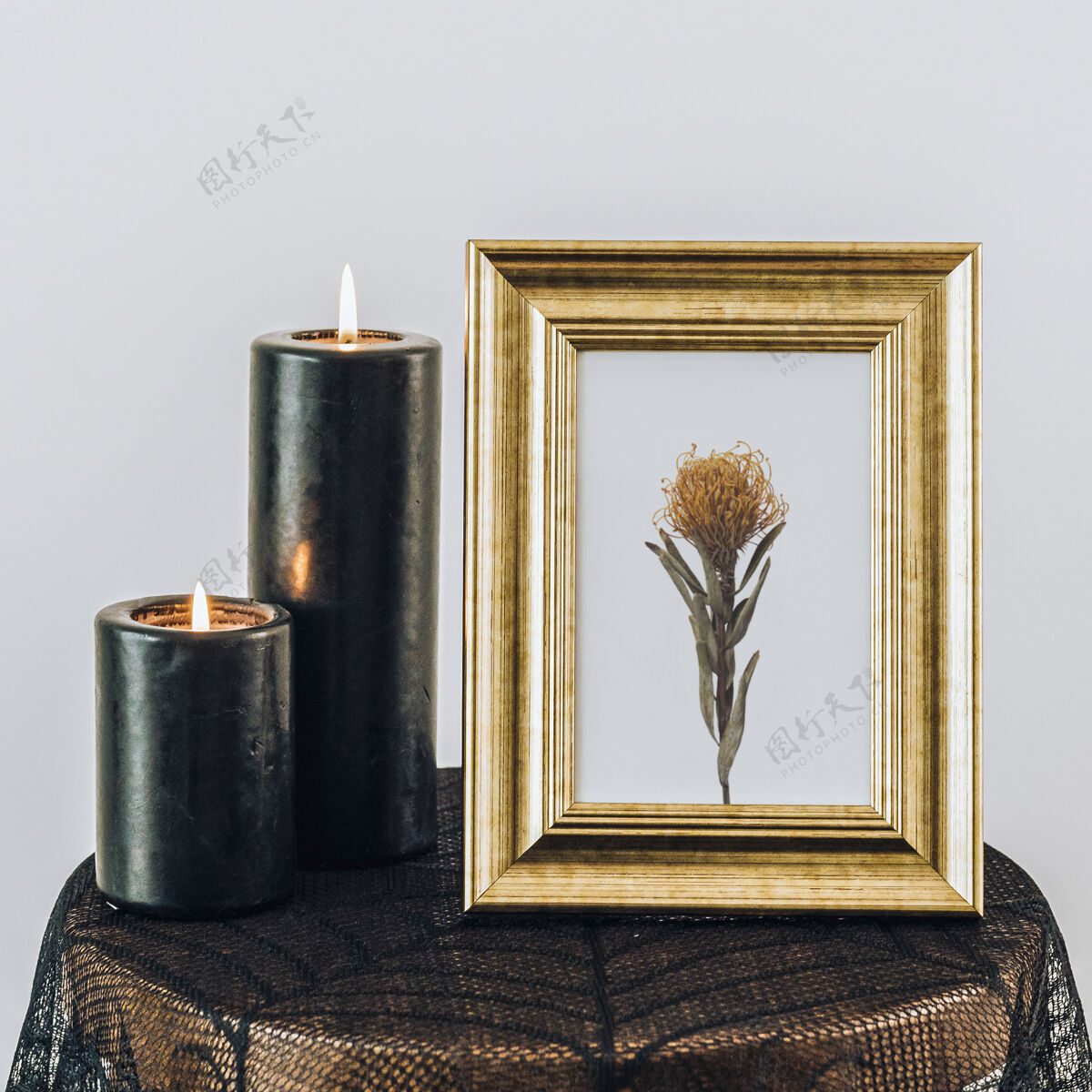 画框实物模型蜡烛旁的金色框架模型对象实物模型蜡烛桌布
