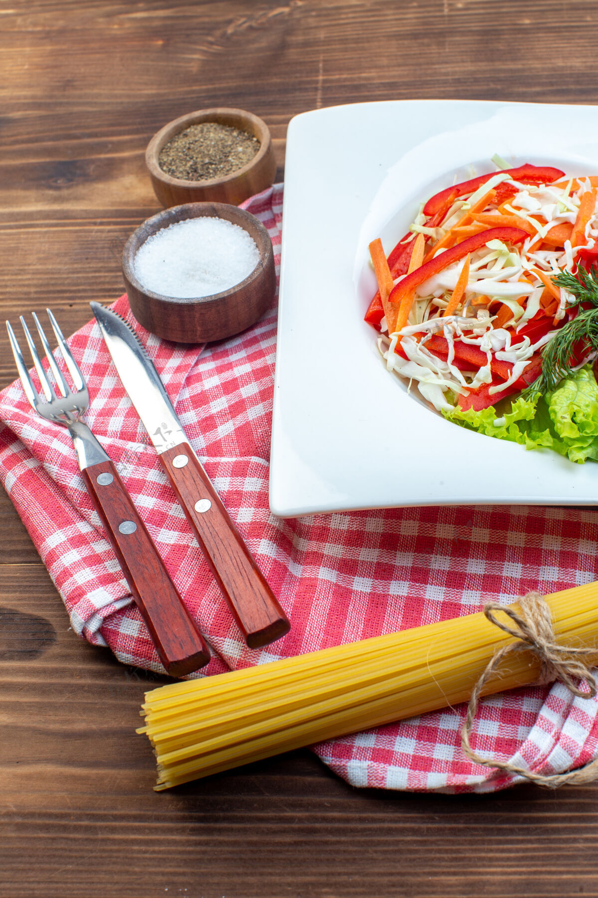 午餐前视图蔬菜沙拉与调味品和面食在棕色表面前面餐面食