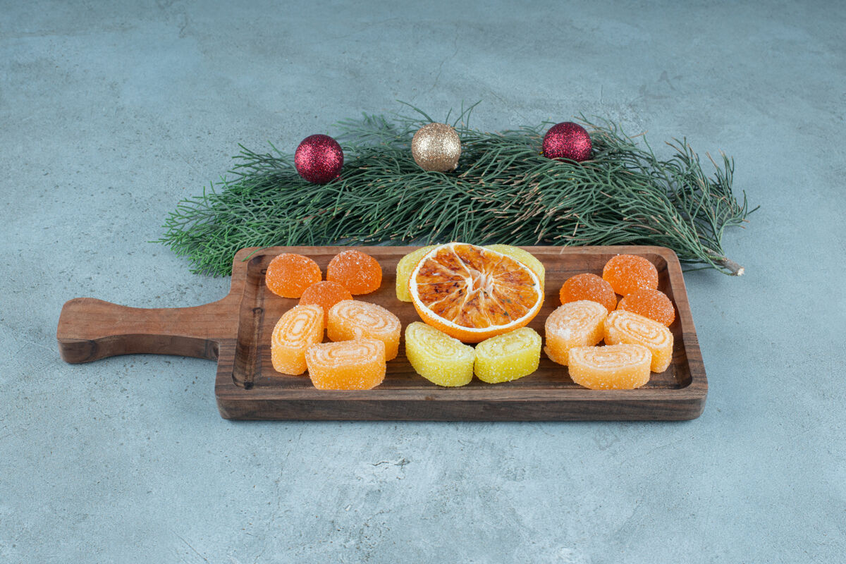 多汁一块用干橘子和果酱做成的木制砧板顶视图甜点美味