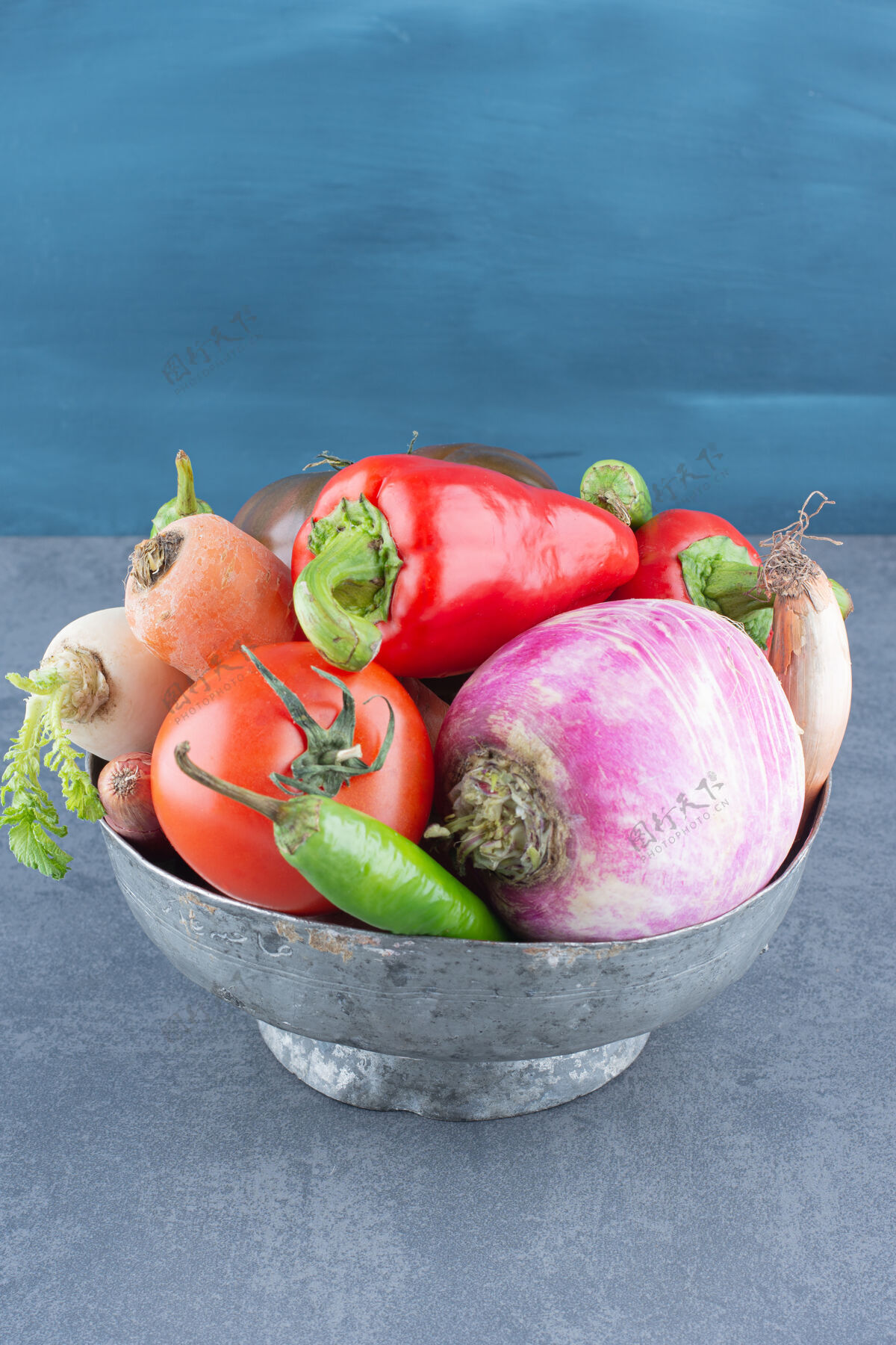 生的铁桶里有各种新鲜蔬菜成熟的萝卜番茄