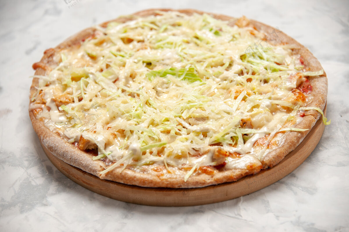 小吃美味的自制素食比萨饼在染色白色表面的侧视图美味食物比萨饼