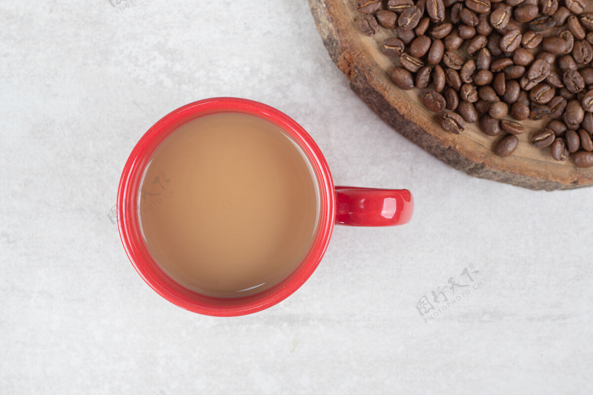 咖啡木片上的咖啡豆配上一杯红色的咖啡香气咖啡因美味