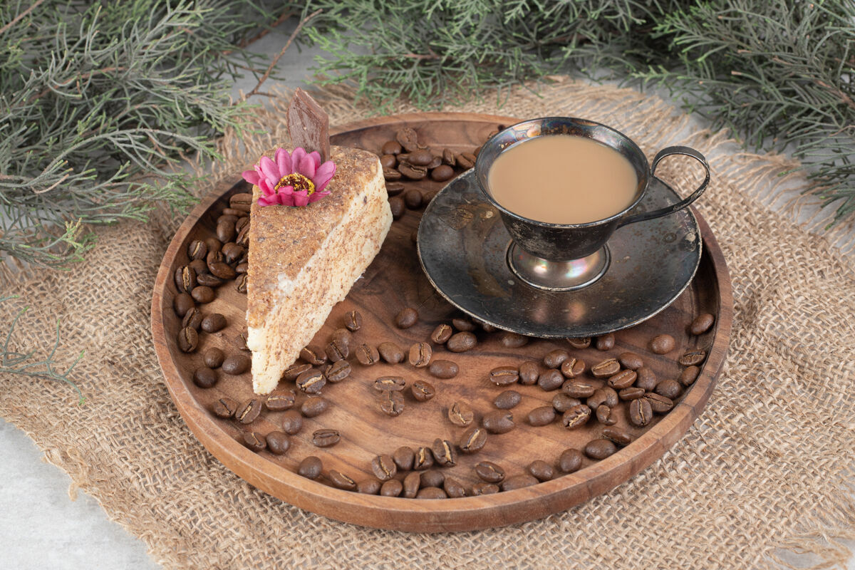 杯子把蛋糕片 咖啡和咖啡豆放在木盘上热甜点香气