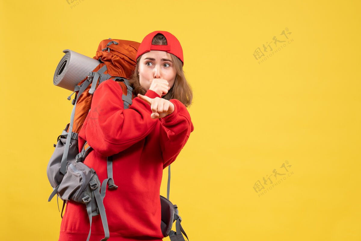男性前视图好奇的旅行者女人在红色背包里看着什么微笑人帽子
