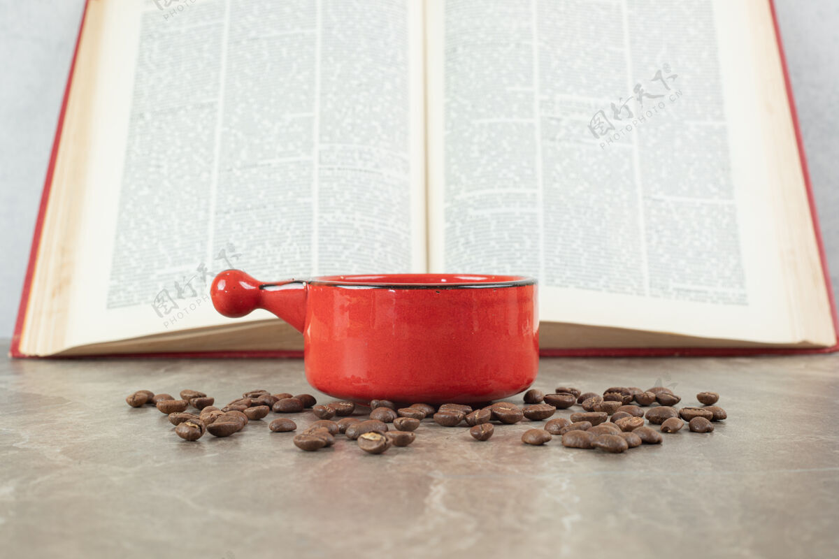豆用咖啡豆和书在大理石表面上煮咖啡咖啡因美味餐