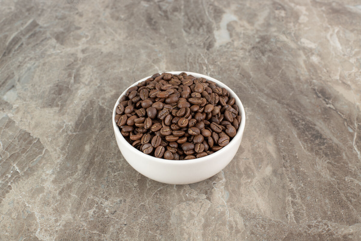 美味白碗里的一堆咖啡豆堆一餐营养