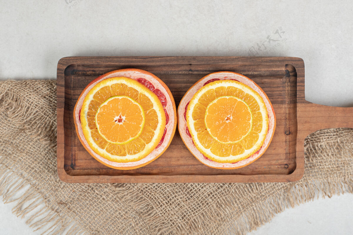正餐新鲜的柑橘水果片放在木板上水果柑橘有机