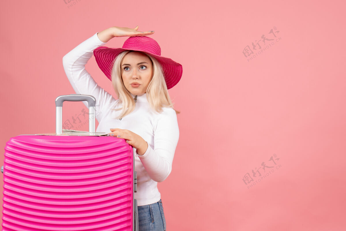 伞正面图：戴着粉色巴拿马帽的金发女人拿着她的手提箱快乐手提箱女士