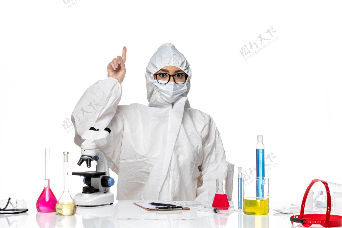 男人前视图穿着特殊防护服的女化学家在白色背景上摆姿势化学冠状病毒-健康病毒西装女化学家视图