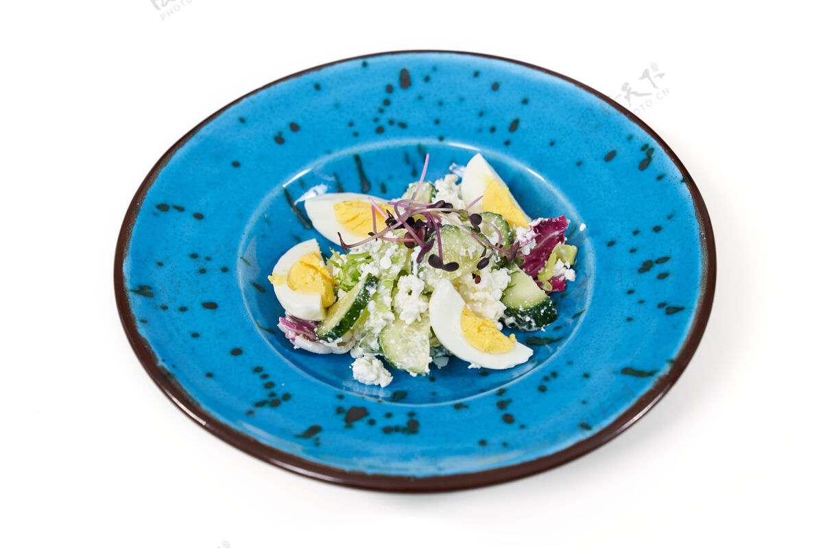 美味美味的沙拉 蔬菜和鸡蛋放在漂亮的盘子里有机沙拉五颜六色