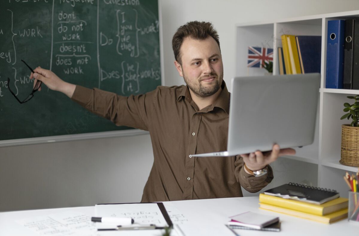 技术老师在网上给学生上英语课学术教学在线