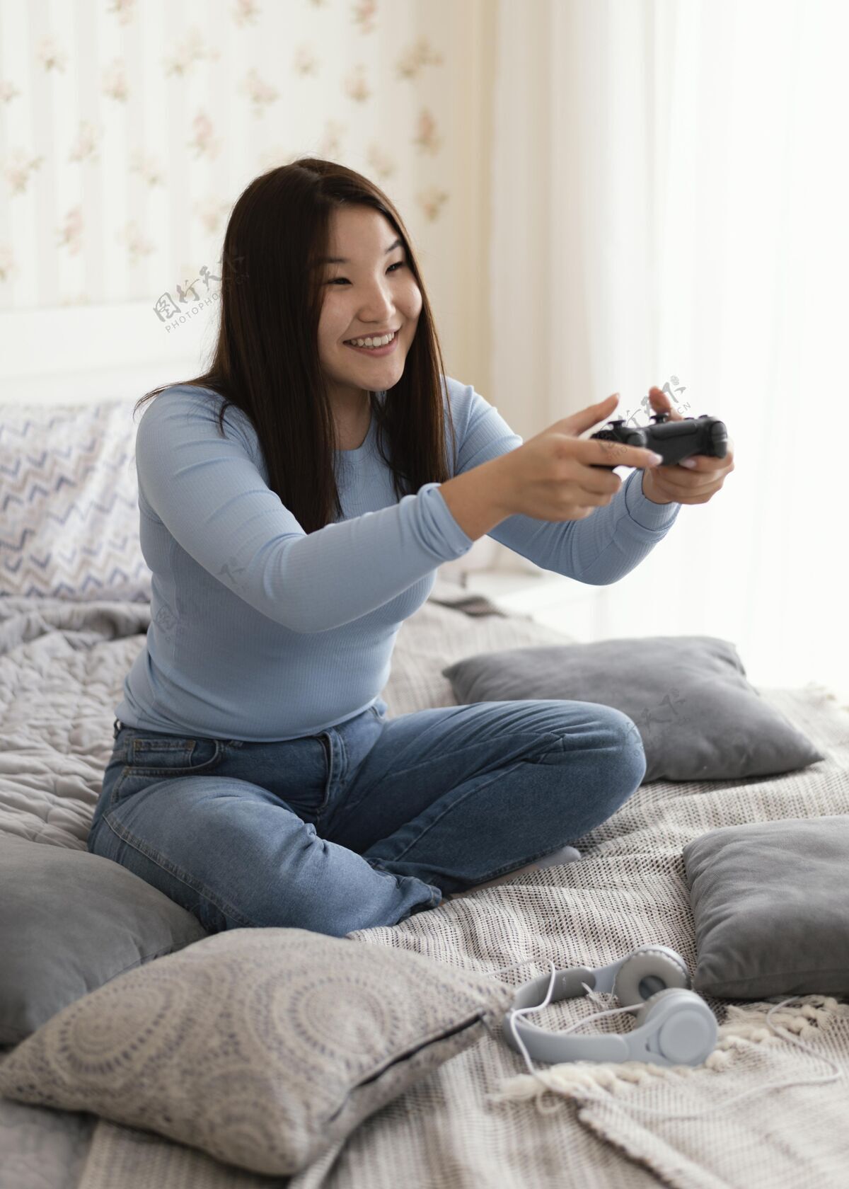 视频游戏在床上玩电子游戏的女孩全拍摄室内控制器