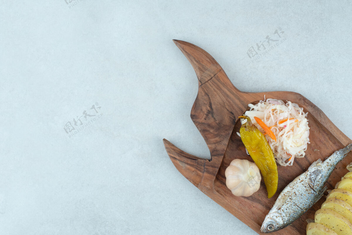 卷心菜青鱼 煮土豆和泡菜放在木板上泡菜泡菜美味