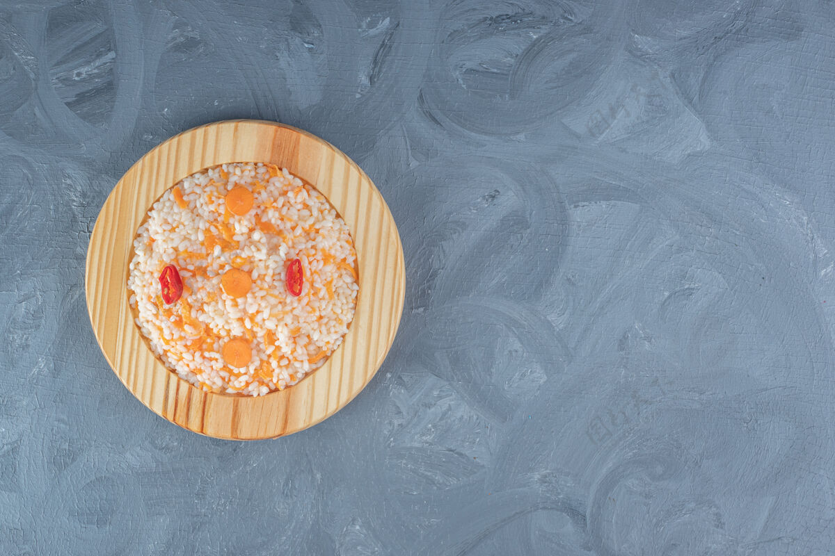 美味把肉饭放在大理石桌上的木盘上米饭拼盘装饰