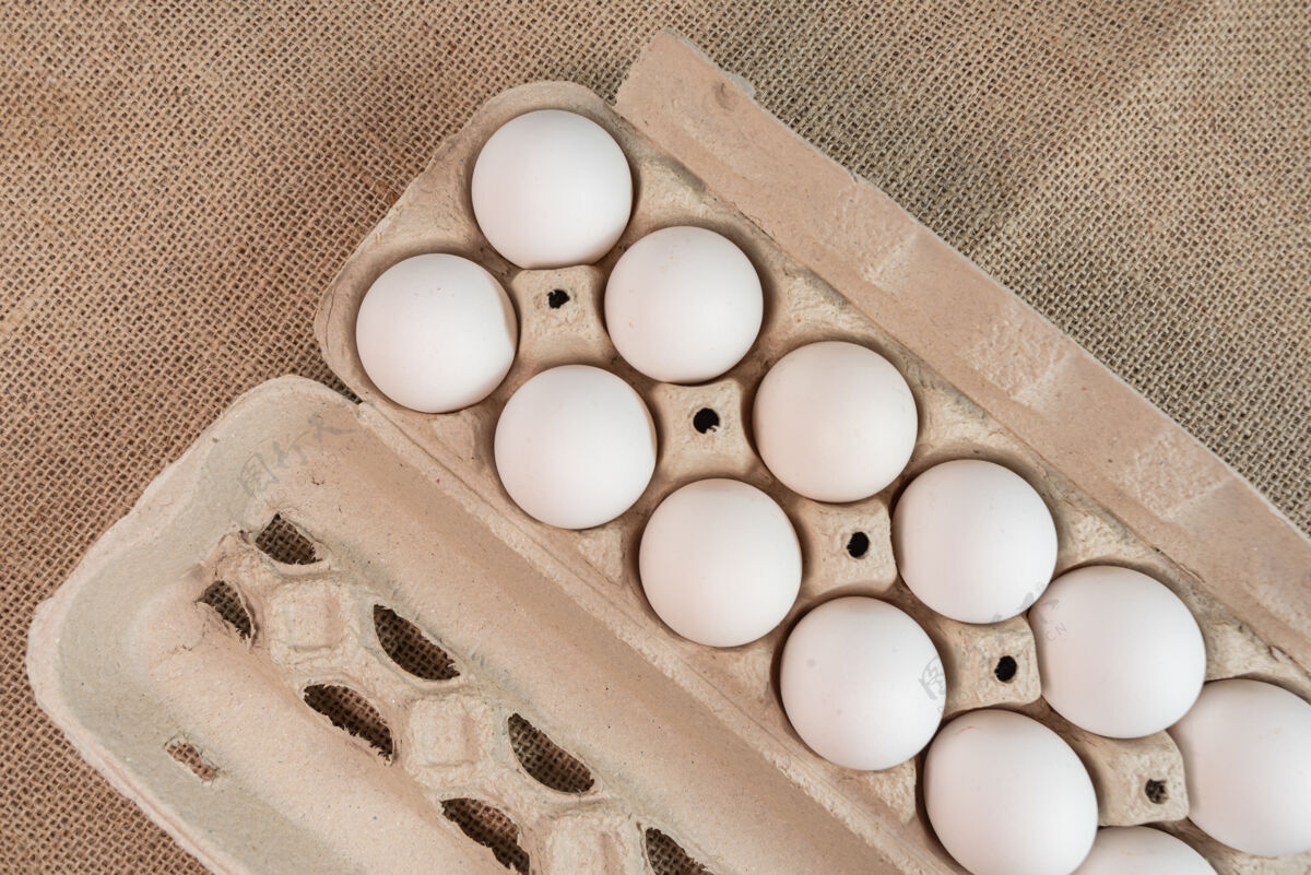 传统棕色表面上有鸡蛋健康食品黄麻健康