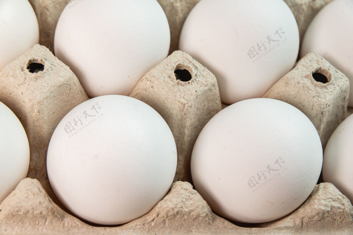 素食棕色表面上有鸡蛋配料烹饪传统