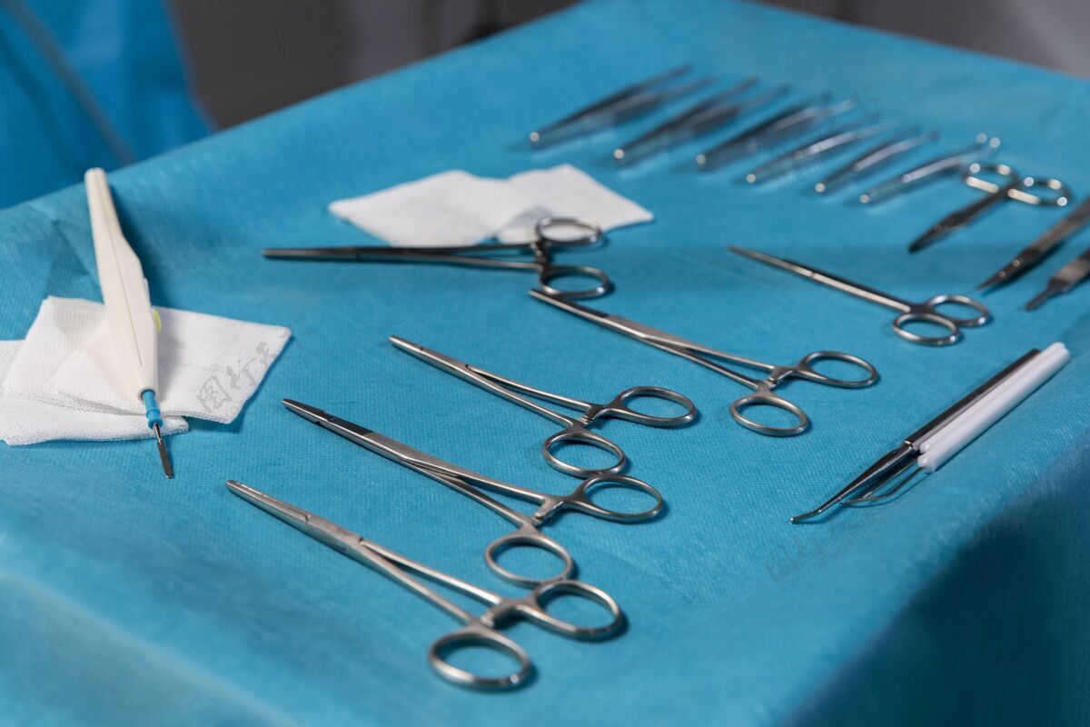 护理手术设备放在桌子上医药诊所医疗