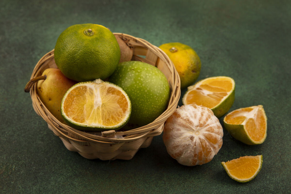 梨新鲜水果的俯视图 如橘子苹果梨猕猴桃放在桶上 橘子切成两半食物顶部绿色
