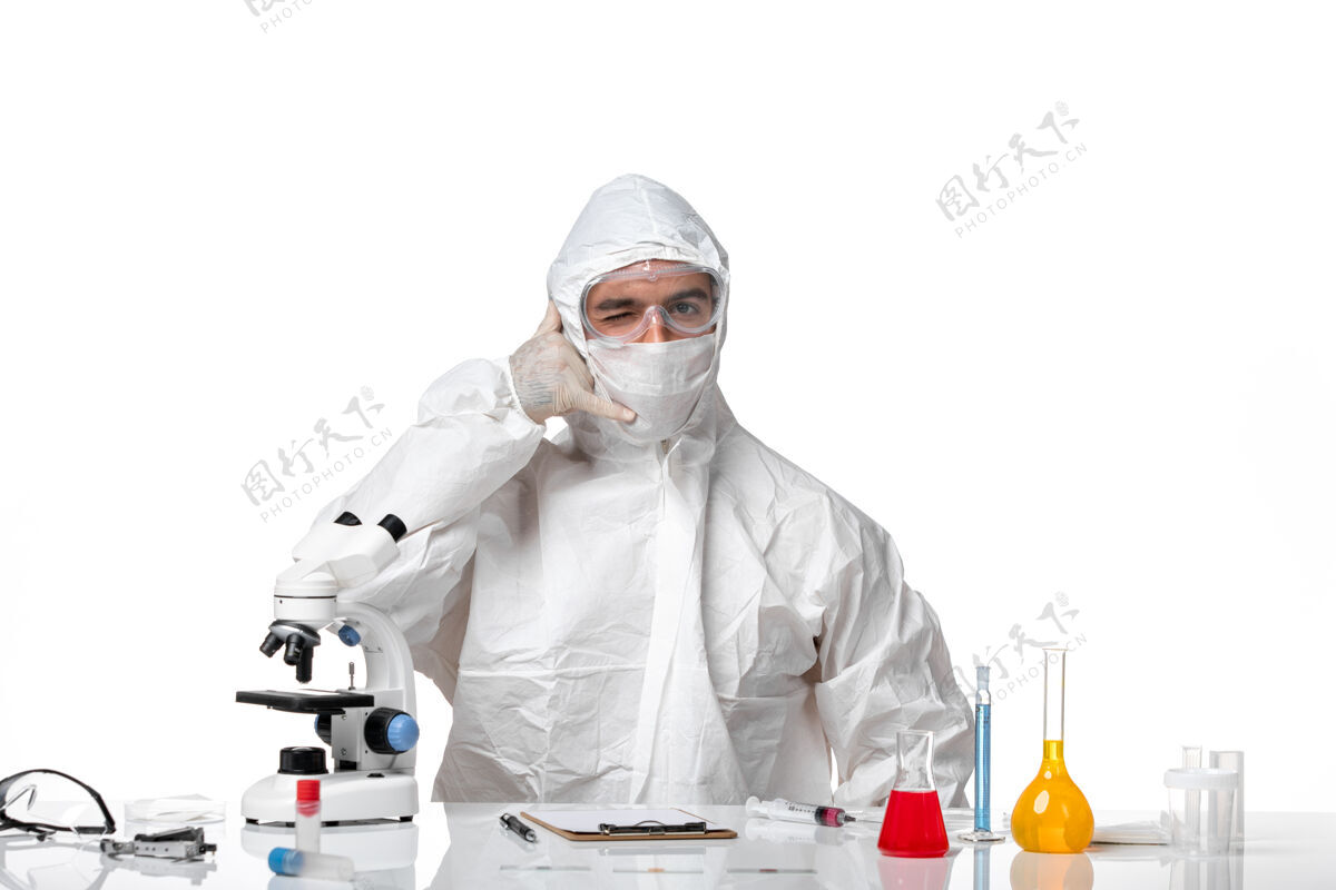 视野正面图男性医生穿着防护服 戴着面罩 因为科维德只是坐在白色空间医生化学药