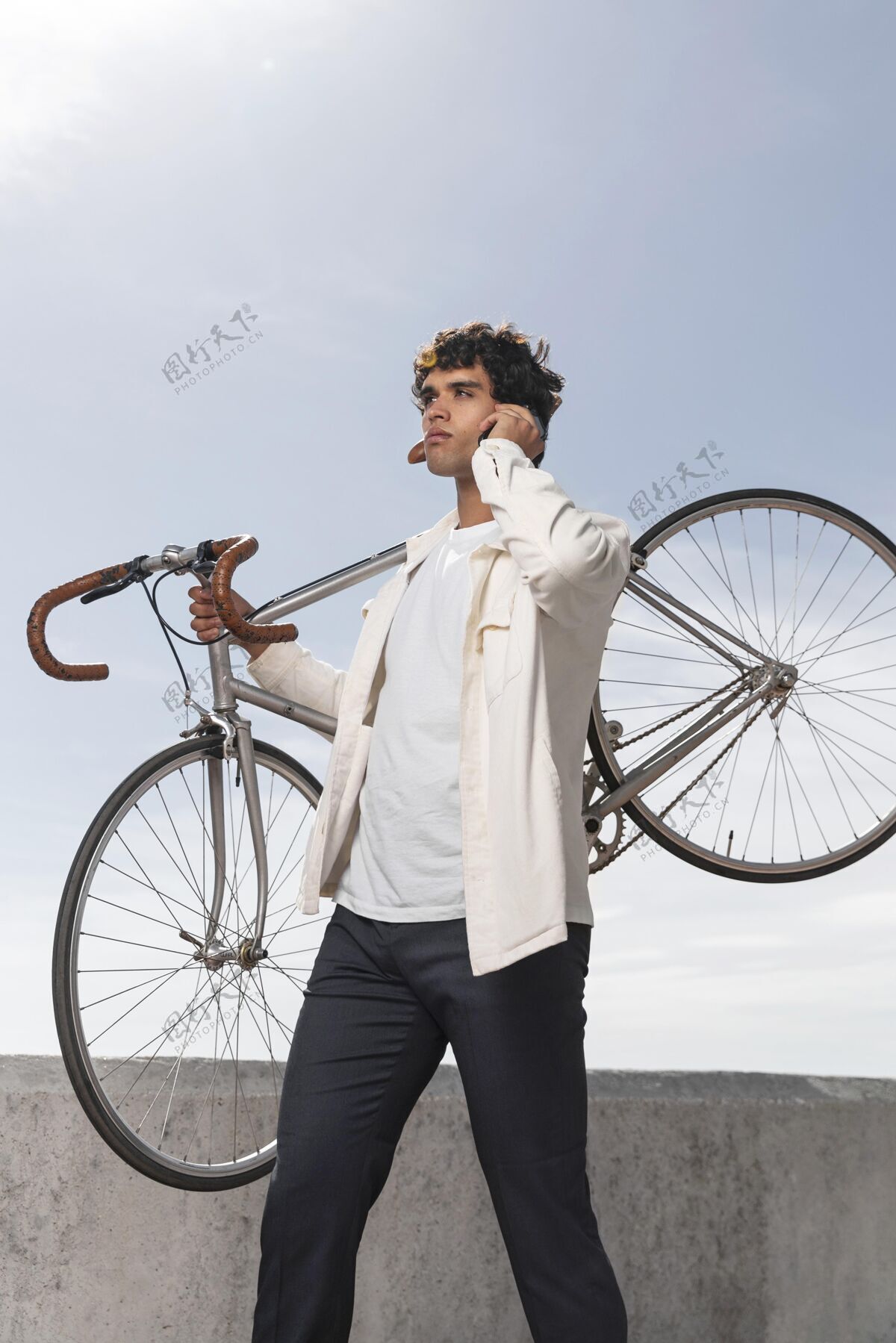 城市年轻人在他的自行车旁摆姿势车辆个人自我