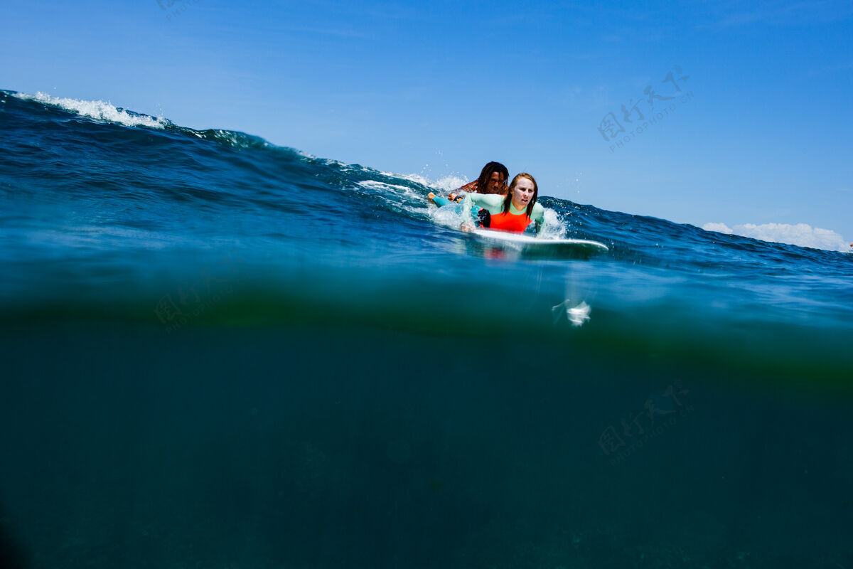 水在蓝色波浪上冲浪冲浪板自然活动