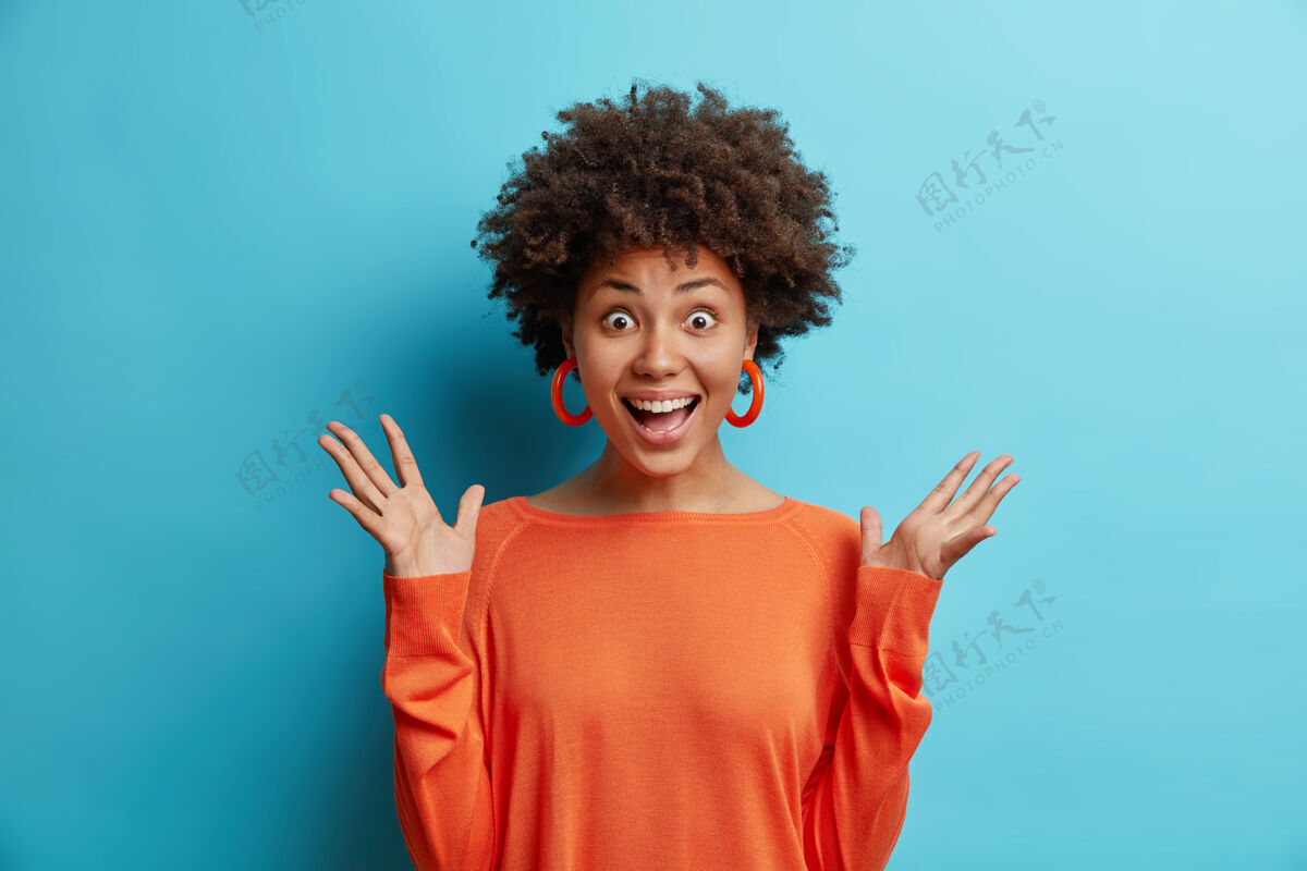 欢呼快乐惊喜迷人的非裔美国妇女举手反应可怕的意想不到的缓和请一跳投