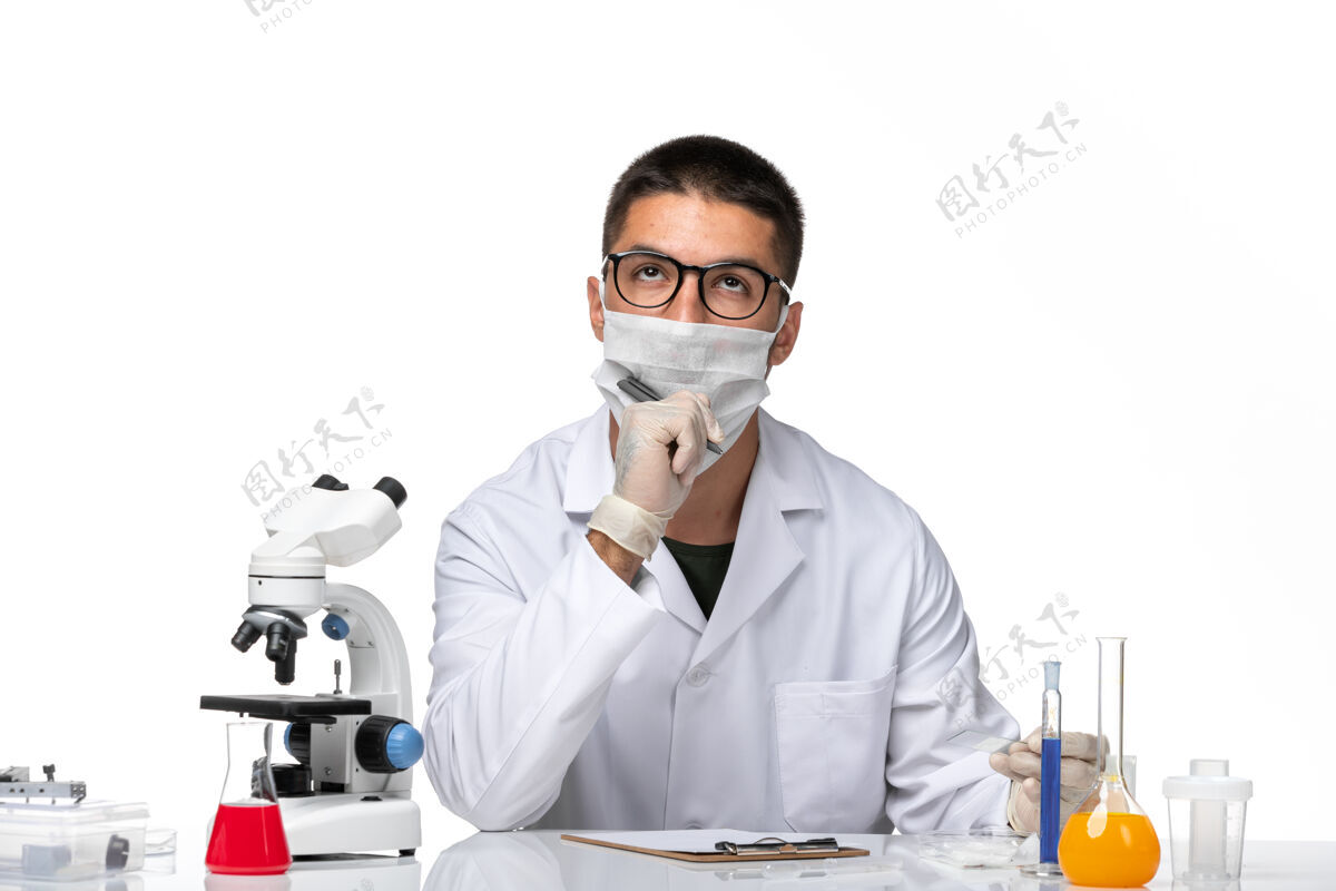 病毒前视图穿着白色医疗服的男医生在光白色空间工作人大流行工作
