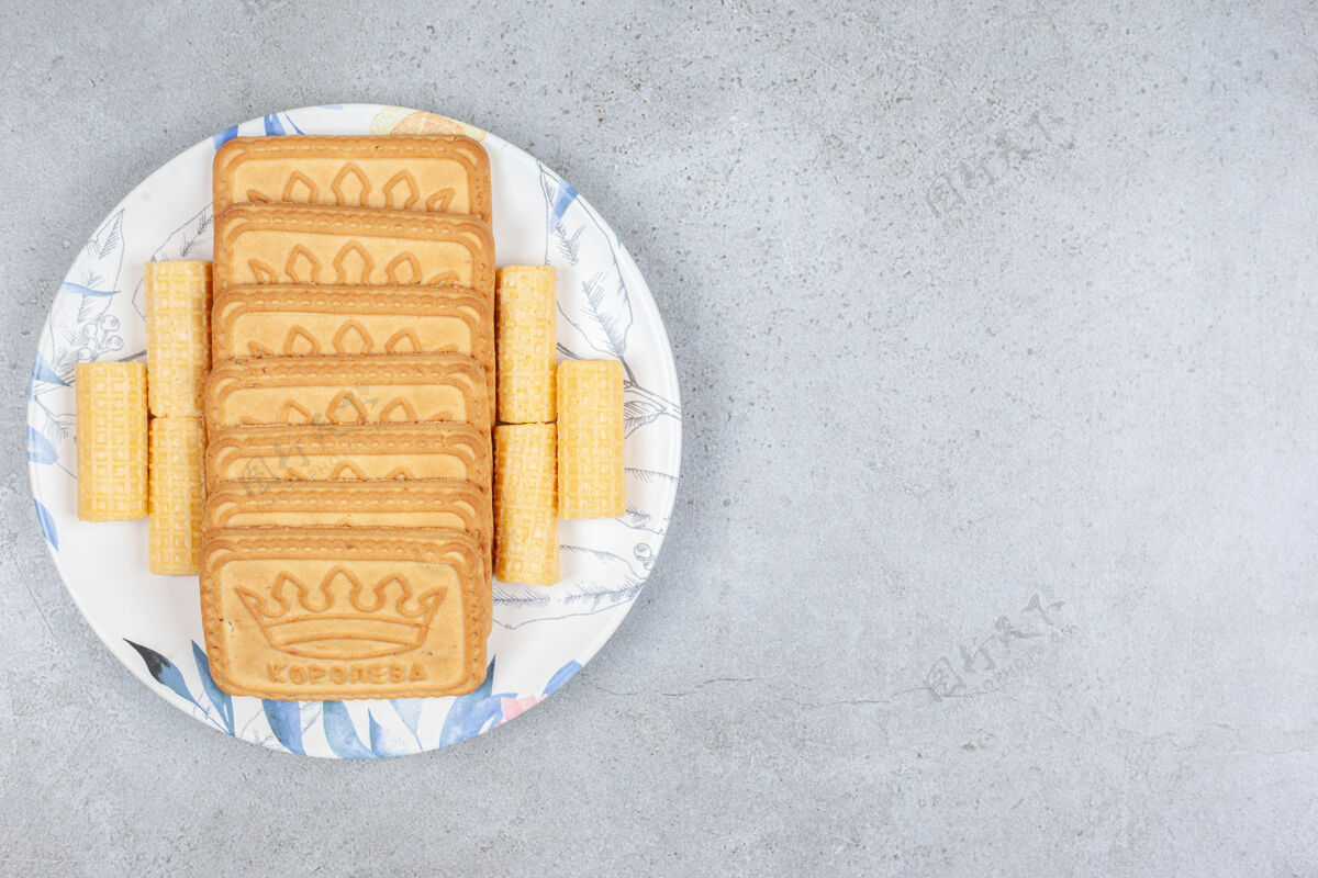 营养饼干排在大理石背景板上高品质照片配料味道饮食
