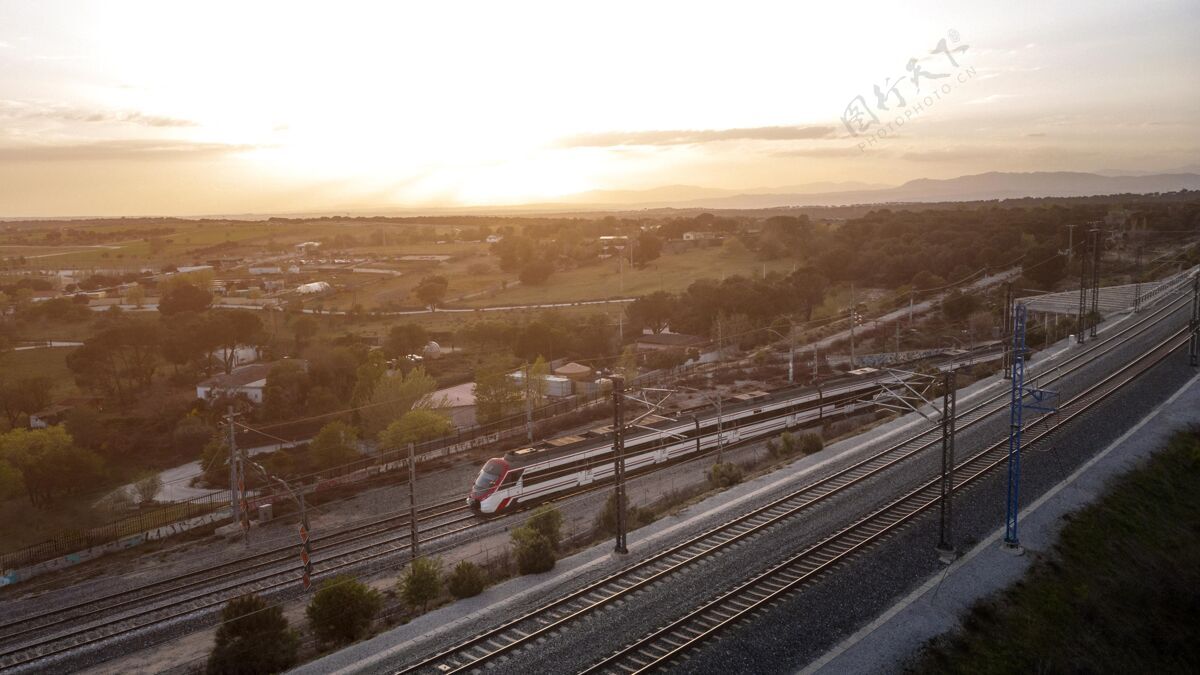 鸟瞰图鸟瞰运输概念与火车铁路旅行概念
