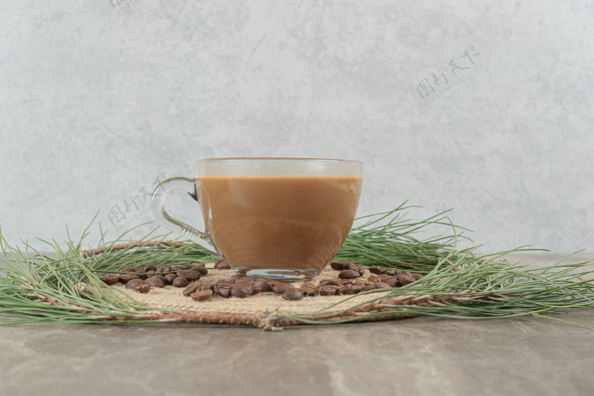 烤热咖啡 松草和咖啡豆放在大理石表面杯子浓缩咖啡香味