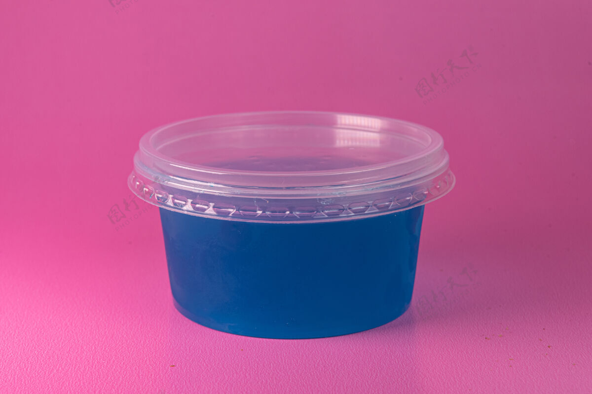 五颜六色粉色表面涂上蓝色明胶容器美味糖果