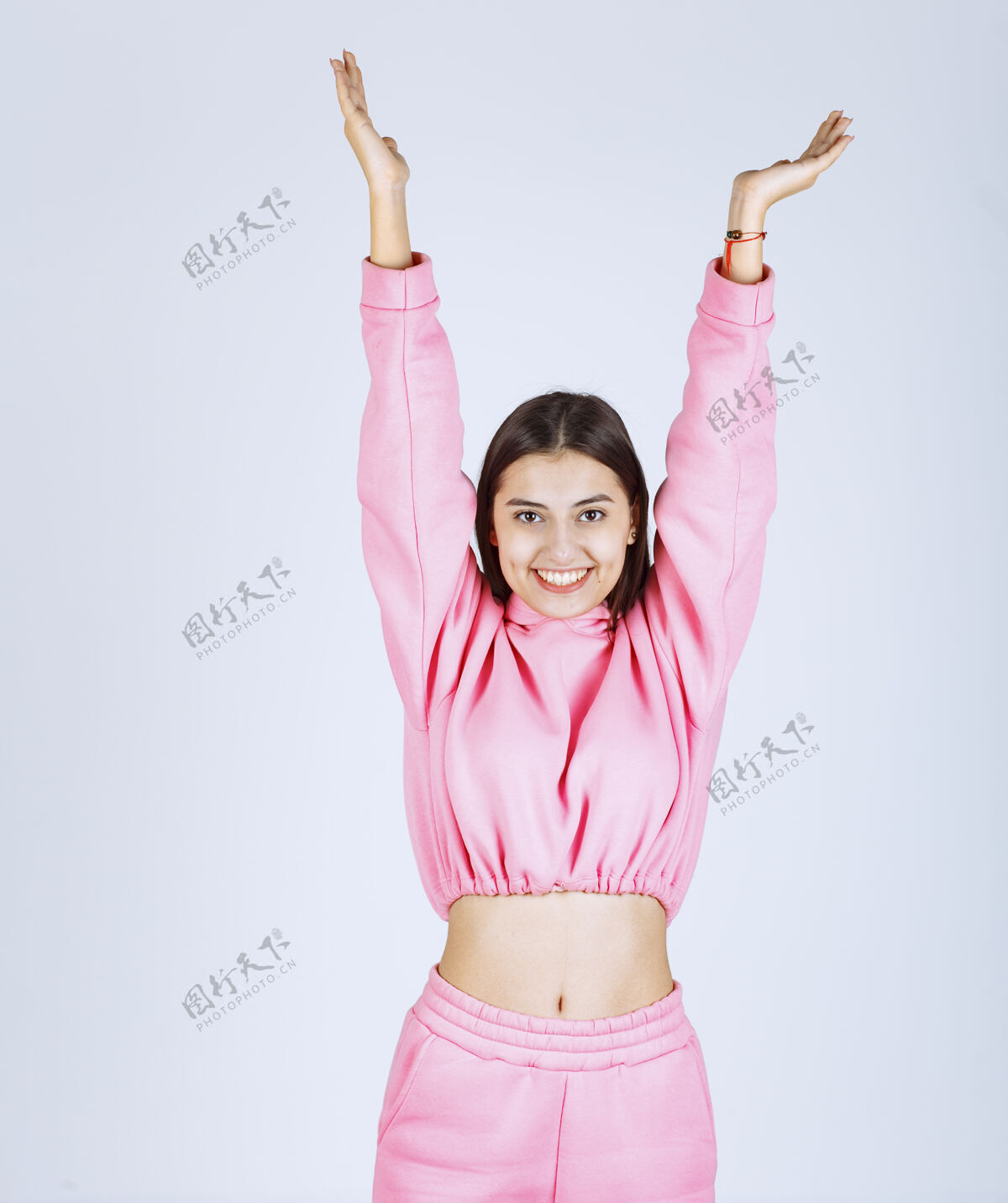 积极穿着粉色睡衣的女孩摆出快乐诱人的姿势女人成人休闲