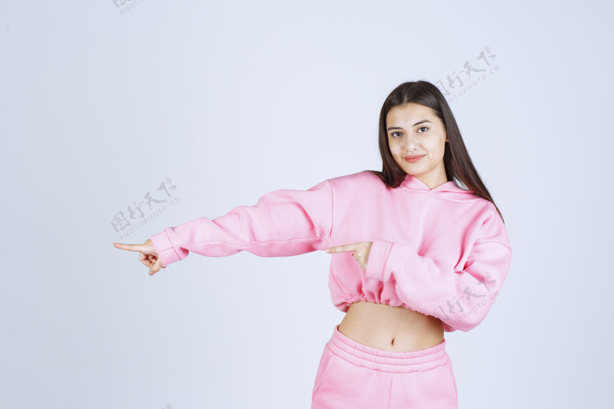 商业穿着粉色睡衣的女孩指着左边的东西人类介绍服装