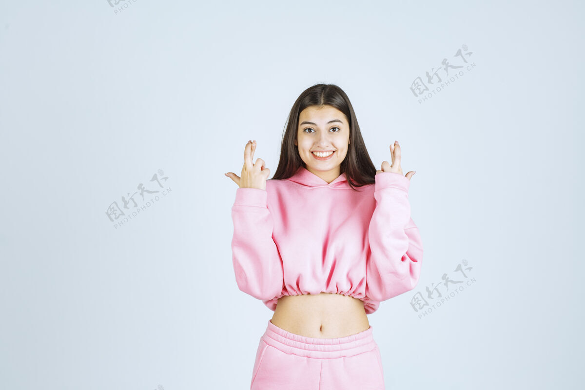 广告穿着粉色睡衣的开朗女售货员在现场推销一些有信心的东西人类互动服装