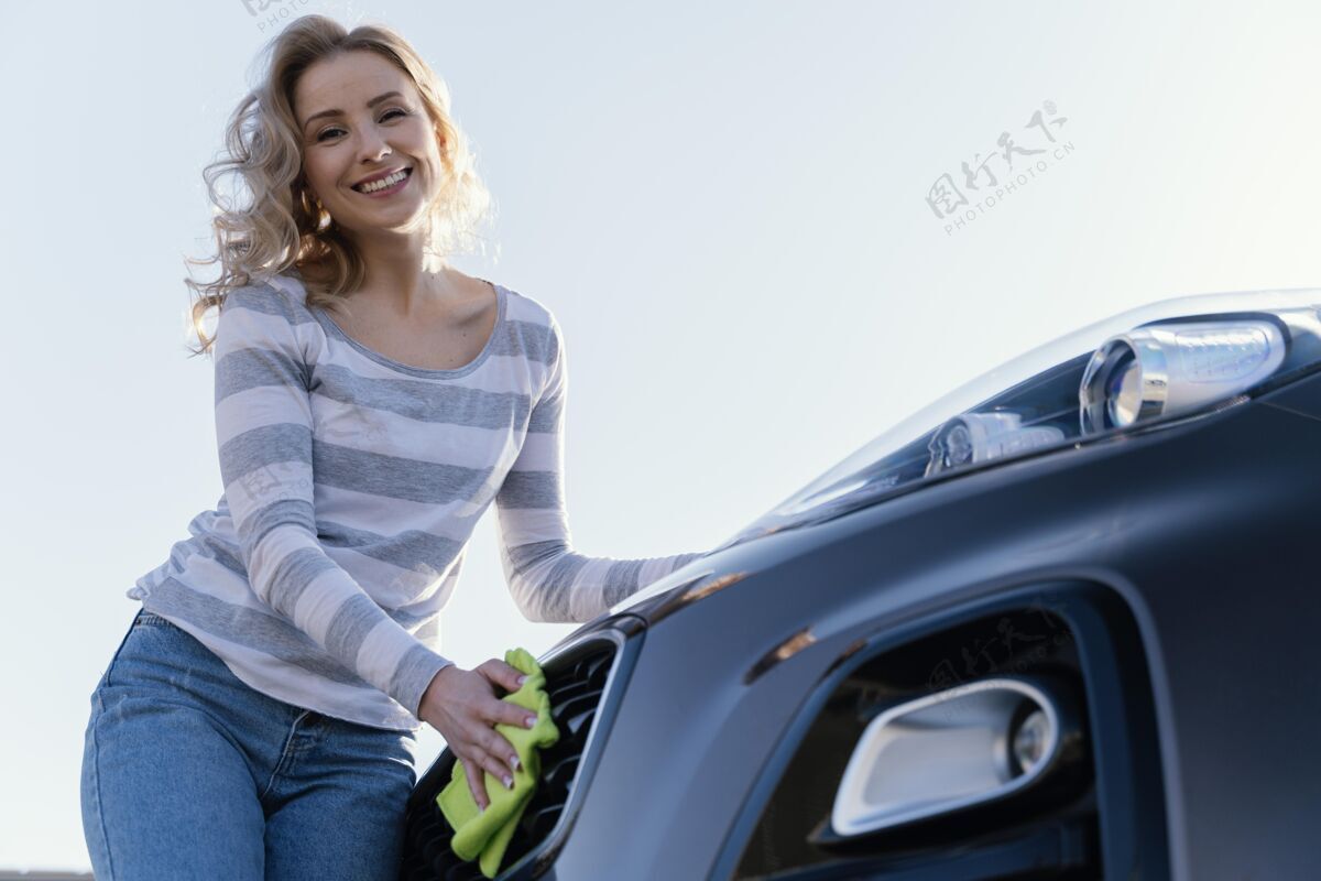 司机笑脸女人在外面洗车女性成年人车辆