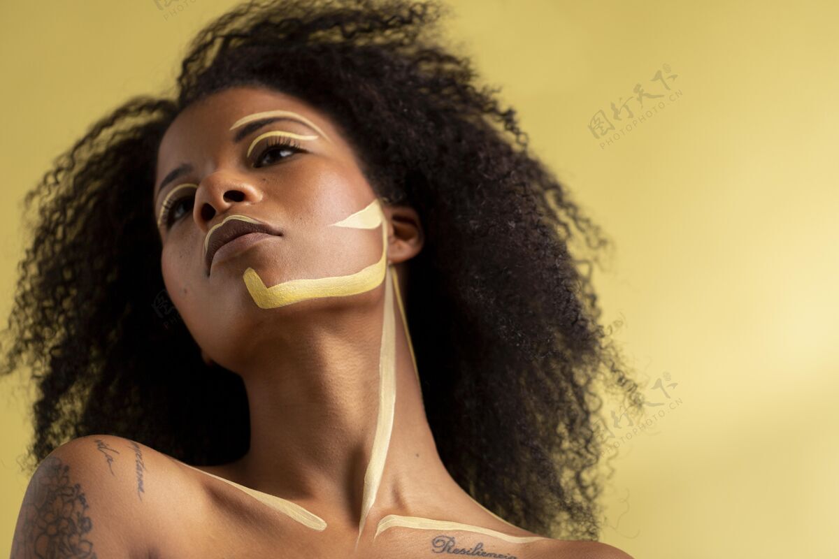 化妆非洲女人的美丽肖像 带着民族的妆容黑人女人美女民族风格