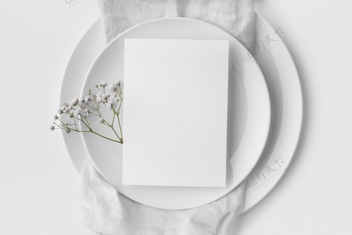 平面餐桌布置顶视图 带弹簧菜单模型和盘子顶视图花春天